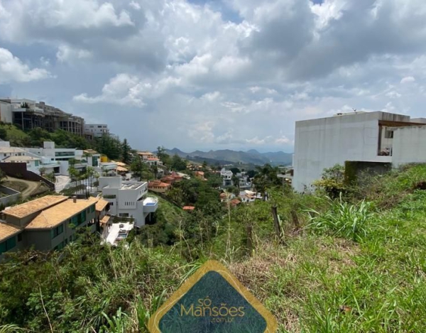 EXCELENTE LOTE DE 1.000m² COM EXCELENTE LOCALIZAÇÃO E VISTA MAGNÍFICA À VENDA NO CONDOMÍNIO VILA CASTELA