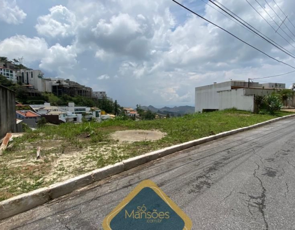 EXCELENTE LOTE DE 1.000m² COM EXCELENTE LOCALIZAÇÃO E VISTA MAGNÍFICA À VENDA NO CONDOMÍNIO VILA CASTELA