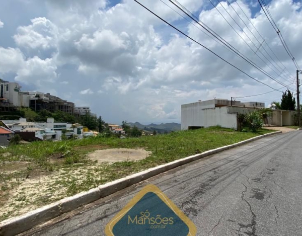 EXCELENTE LOTE DE 1.000m² COM EXCELENTE LOCALIZAÇÃO E VISTA MAGNÍFICA À VENDA NO CONDOMÍNIO VILA CASTELA