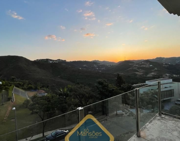 CASA DESLUMBRANTE COM VISTA ESPETACULAR À VENDA NO CONDOMÍNIO VALE DOS CRISTAIS - SÓ MANSÕES