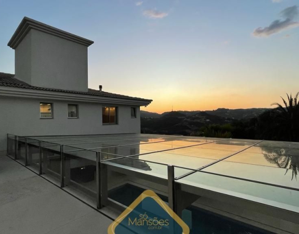 CASA DESLUMBRANTE COM VISTA ESPETACULAR À VENDA NO CONDOMÍNIO VALE DOS CRISTAIS - SÓ MANSÕES