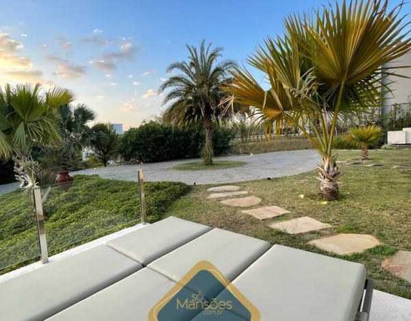 CASA DESLUMBRANTE COM VISTA ESPETACULAR À VENDA NO CONDOMÍNIO VALE DOS CRISTAIS - SÓ MANSÕES