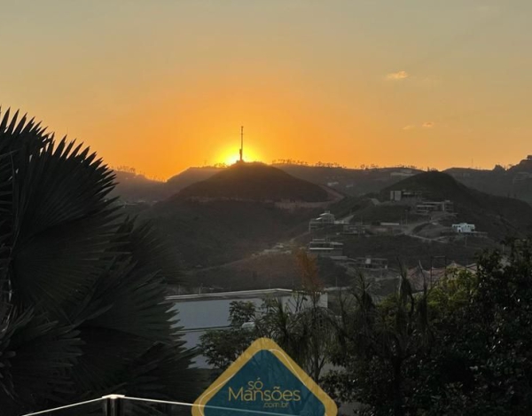 CASA DESLUMBRANTE COM VISTA ESPETACULAR À VENDA NO CONDOMÍNIO VALE DOS CRISTAIS - SÓ MANSÕES