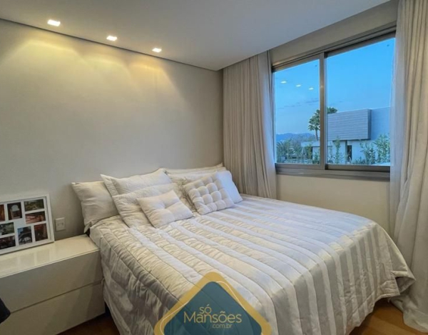 CASA DESLUMBRANTE COM VISTA ESPETACULAR À VENDA NO CONDOMÍNIO VALE DOS CRISTAIS - SÓ MANSÕES