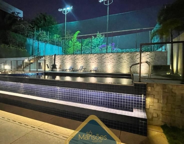 Casa com Ampla Garagem de 670 m² à Venda com 4 Suítes e Piscina Aquecida no Vale dos Cristais, Nova Lima - MG