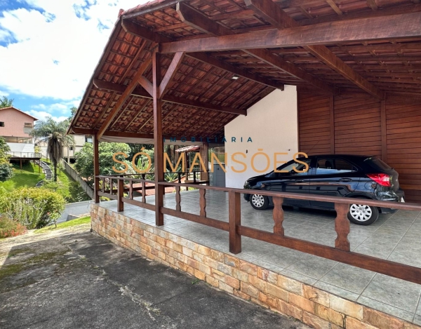 EXCELENTE CASA CONSTRUÍDA EM LOTE DE 1.032M², A VENDA NO CONDOMÍNIO LE COTTAGE.