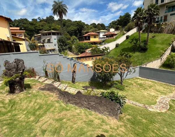 EXCELENTE CASA CONSTRUÍDA EM LOTE DE 1.032M², A VENDA NO CONDOMÍNIO LE COTTAGE.