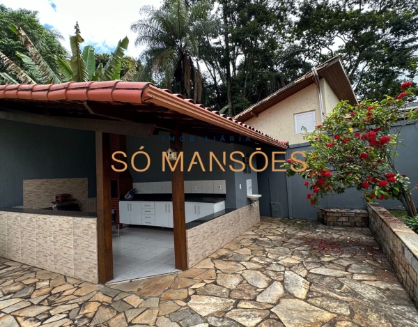 EXCELENTE CASA CONSTRUÍDA EM LOTE DE 1.032M², A VENDA NO CONDOMÍNIO LE COTTAGE.