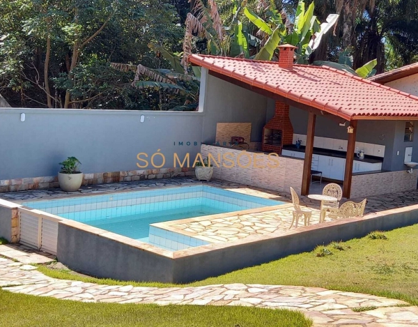 EXCELENTE CASA CONSTRUÍDA EM LOTE DE 1.032M², A VENDA NO CONDOMÍNIO LE COTTAGE.