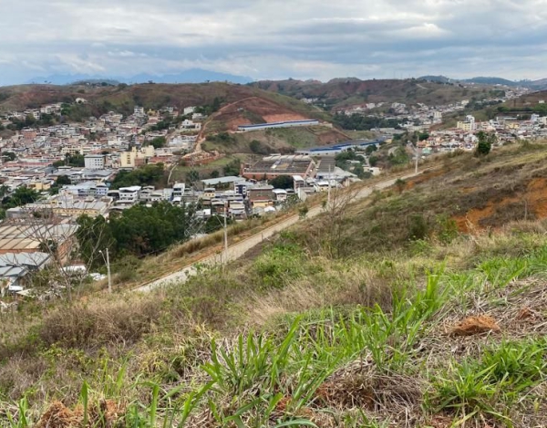 LOTE A VENDA NO CONDOMÍNIO HORIZONTES DA SERRA / UBÁ