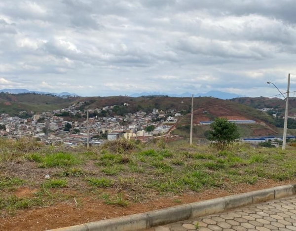 LOTE A VENDA NO CONDOMÍNIO HORIZONTES DA SERRA / UBÁ