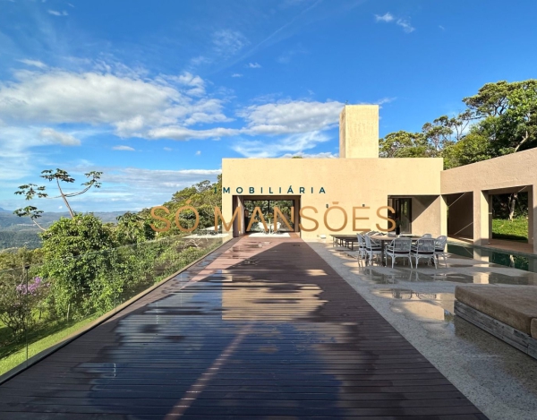 MAGNÍFICA CASA DE CAMPO A VENDA NO CONDOMÍNIO JARDINS DE PETRÓPOLIS.