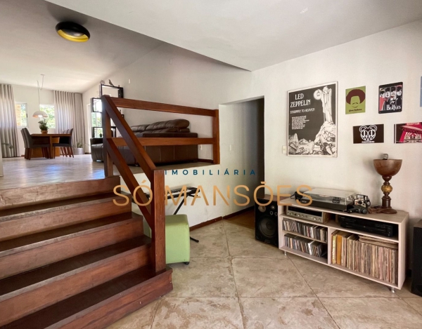 Casa à venda no Condomínio Lê Cottage - Nova Lima.