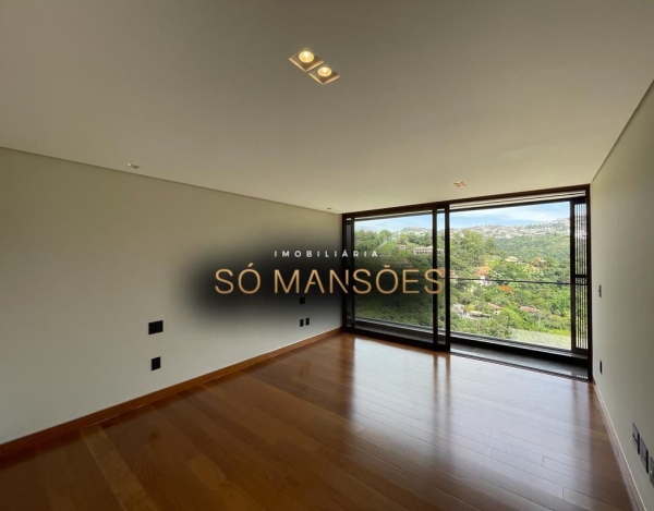 EXCELENTE CASA DE 812m² À VENDA NO VALE DOS CRISTAIS