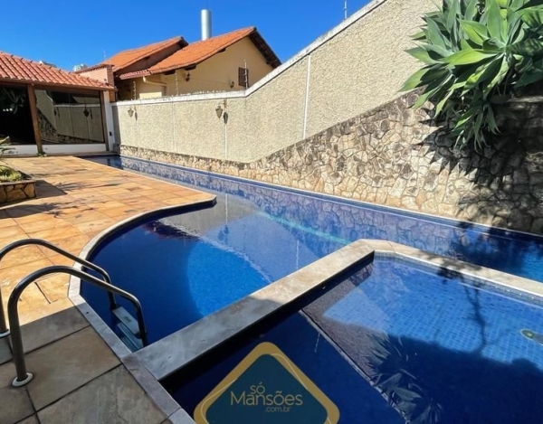 Casa de Alto Padrão de 650 m² à Venda com 3 Suítes e Sauna no Santa Lúcia, Belo Horizonte - MG
