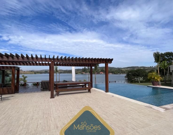 Casa com 656m² de área construída em lote de 4.155m².