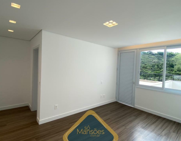 Casa nova de 428m² a venda no Vale dos Cristais.