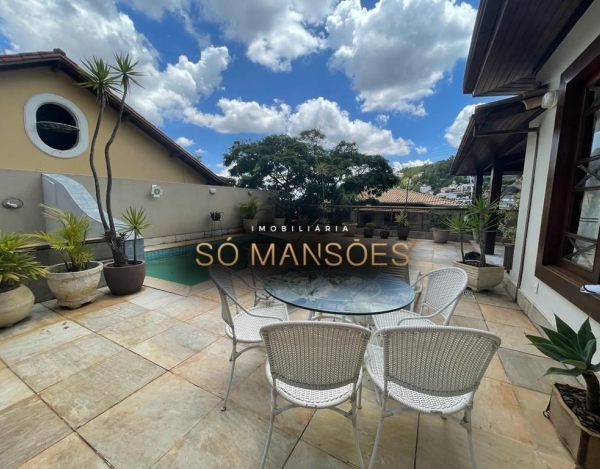 Casa Espaçosa de 488 m² à Venda com 4 Suítes e Spa no Mangabeiras, Belo Horizonte - MG