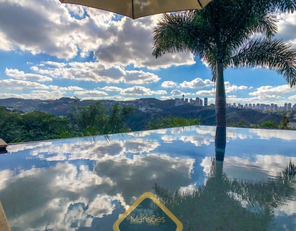 Casa com Ampla Garagem de 494 m² à Venda com 4 Suítes e Piscina com Borda Infinita no Vale dos Cristais, Nova Lima - MG