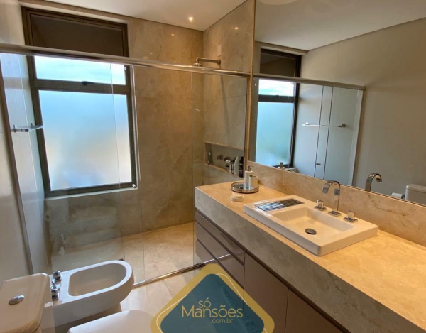 LUXUOSA CASA DE 784M² NO VALE DOS CRISTAIS - UMA OPORTUNIDADE ÚNICA!