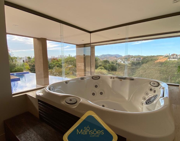 LUXUOSA CASA DE 784M² NO VALE DOS CRISTAIS - UMA OPORTUNIDADE ÚNICA!