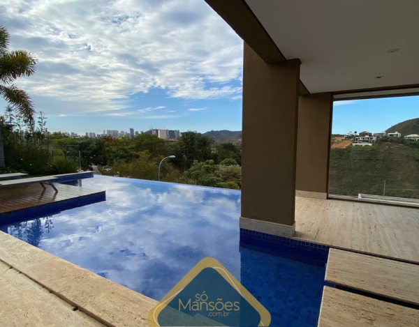 LUXUOSA CASA DE 784M² NO VALE DOS CRISTAIS - UMA OPORTUNIDADE ÚNICA!