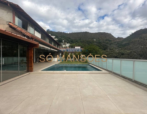 Casa de Luxo de 986 m² à Venda com 5 Suítes e Piscina Aquecida no Mangabeiras, Belo Horizonte - MG