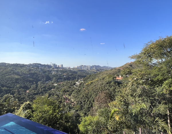 CASA COM EXCELENTE LOCALIZAÇÃO E VISTA MAGNÍFICA A VENDA NO CONDOMÍNIO VILA ALPINA.