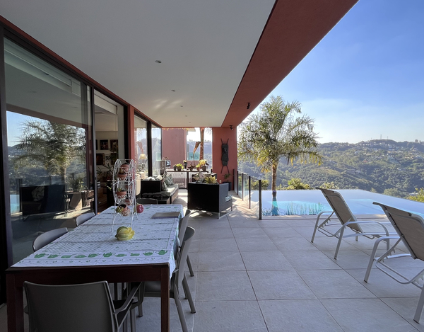 CASA COM EXCELENTE LOCALIZAÇÃO E VISTA MAGNÍFICA A VENDA NO CONDOMÍNIO VILA ALPINA.