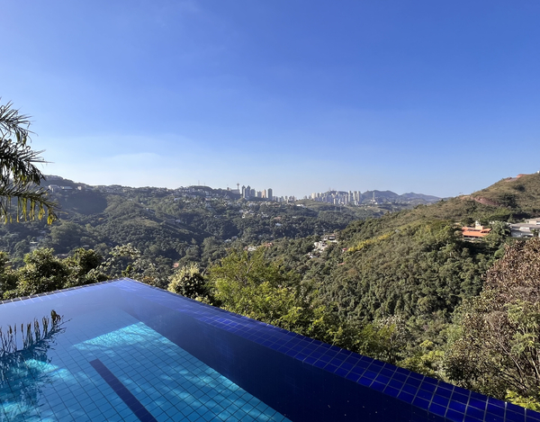 CASA COM EXCELENTE LOCALIZAÇÃO E VISTA MAGNÍFICA A VENDA NO CONDOMÍNIO VILA ALPINA.