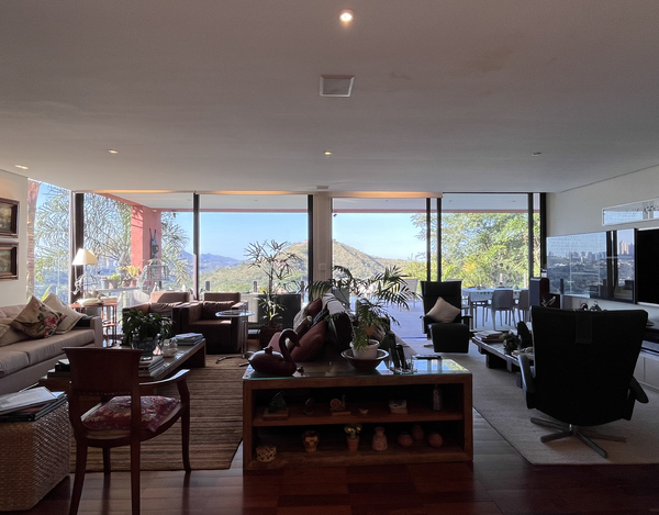 CASA COM EXCELENTE LOCALIZAÇÃO E VISTA MAGNÍFICA A VENDA NO CONDOMÍNIO VILA ALPINA.