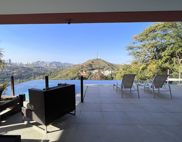 CASA COM EXCELENTE LOCALIZAÇÃO E VISTA MAGNÍFICA A VENDA NO CONDOMÍNIO VILA ALPINA.