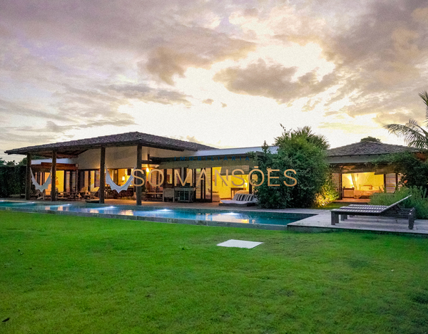 Linda casa de 557m² com vista mar definitiva à venda no condomínio Altos de Trancoso - Trancoso/BA. 