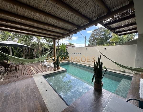 LINDA CASA À VENDA EM CONDOMÍNIO EM ARRAIAL D’AJUDA.