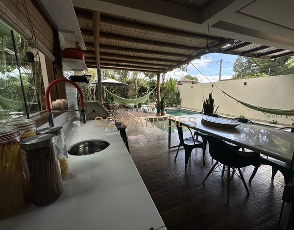 LINDA CASA À VENDA EM CONDOMÍNIO EM ARRAIAL D’AJUDA.