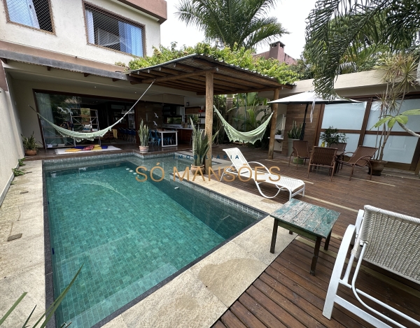 Casa de Alto Padrão de 172 m² à Venda com 2 Suítes e Espaço Gourmet no Condomínio Nenhum, Arraial D'Ajuda - BA