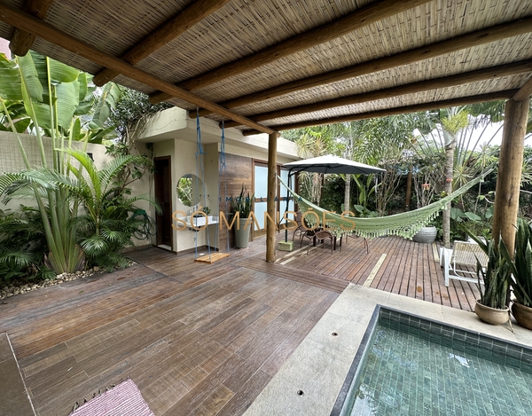 LINDA CASA À VENDA EM CONDOMÍNIO EM ARRAIAL D’AJUDA.