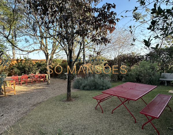 EXCELENTE CASA COM LINDA VISTA, AMPLO GRAMADO E ÓTIMA LOCALIZAÇÃO À VENDA NO CONDOMÍNIO SERRA DOS MANACÁS.