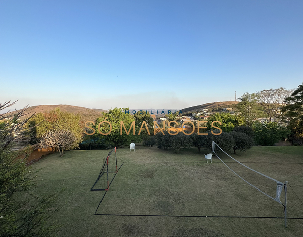 EXCELENTE CASA COM LINDA VISTA, AMPLO GRAMADO E ÓTIMA LOCALIZAÇÃO À VENDA NO CONDOMÍNIO SERRA DOS MANACÁS.