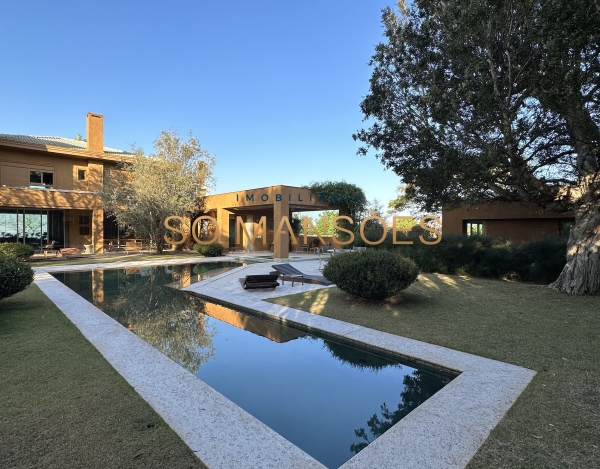 Casa em Terreno Privilegiado de 900 m² à Venda com 4 Suítes e Espaço Gourmet no Serra dos Manacás, Nova Lima - MG
