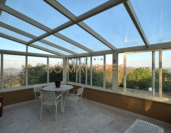 EXCELENTE CASA COM LINDA VISTA, AMPLO GRAMADO E ÓTIMA LOCALIZAÇÃO À VENDA NO CONDOMÍNIO SERRA DOS MANACÁS.