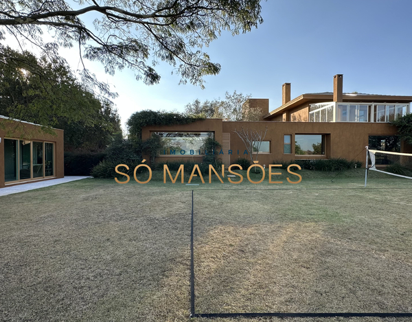 EXCELENTE CASA COM LINDA VISTA, AMPLO GRAMADO E ÓTIMA LOCALIZAÇÃO À VENDA NO CONDOMÍNIO SERRA DOS MANACÁS.