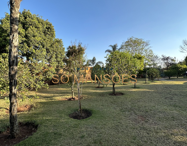 EXCELENTE CASA COM LINDA VISTA, AMPLO GRAMADO E ÓTIMA LOCALIZAÇÃO À VENDA NO CONDOMÍNIO SERRA DOS MANACÁS.