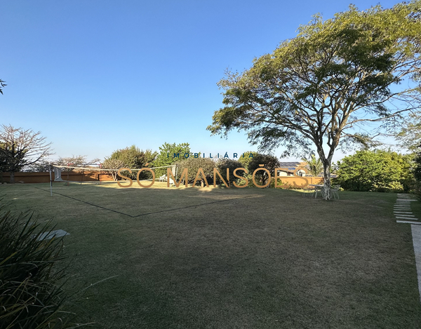 EXCELENTE CASA COM LINDA VISTA, AMPLO GRAMADO E ÓTIMA LOCALIZAÇÃO À VENDA NO CONDOMÍNIO SERRA DOS MANACÁS.