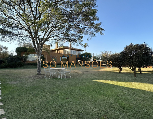 EXCELENTE CASA COM LINDA VISTA, AMPLO GRAMADO E ÓTIMA LOCALIZAÇÃO À VENDA NO CONDOMÍNIO SERRA DOS MANACÁS.