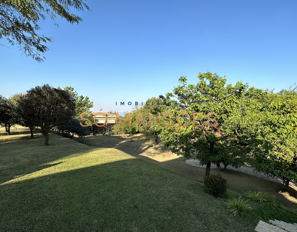 EXCELENTE CASA COM LINDA VISTA, AMPLO GRAMADO E ÓTIMA LOCALIZAÇÃO À VENDA NO CONDOMÍNIO SERRA DOS MANACÁS.