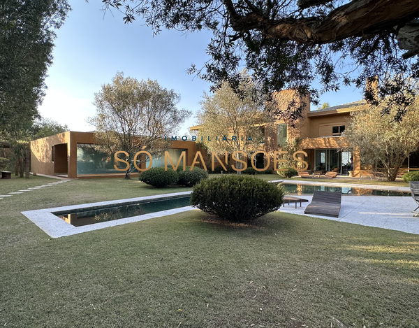 EXCELENTE CASA COM LINDA VISTA, AMPLO GRAMADO E ÓTIMA LOCALIZAÇÃO À VENDA NO CONDOMÍNIO SERRA DOS MANACÁS.