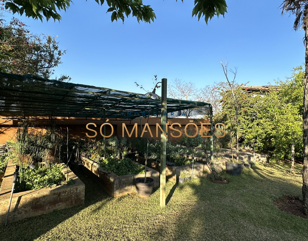 EXCELENTE CASA COM LINDA VISTA, AMPLO GRAMADO E ÓTIMA LOCALIZAÇÃO À VENDA NO CONDOMÍNIO SERRA DOS MANACÁS.