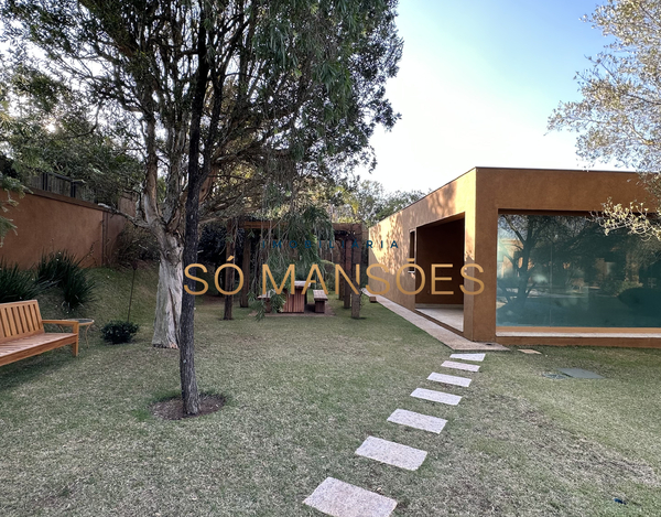 EXCELENTE CASA COM LINDA VISTA, AMPLO GRAMADO E ÓTIMA LOCALIZAÇÃO À VENDA NO CONDOMÍNIO SERRA DOS MANACÁS.