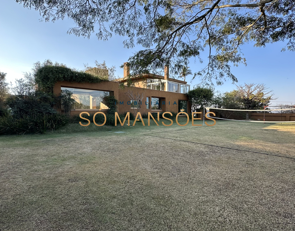 EXCELENTE CASA COM LINDA VISTA, AMPLO GRAMADO E ÓTIMA LOCALIZAÇÃO À VENDA NO CONDOMÍNIO SERRA DOS MANACÁS.